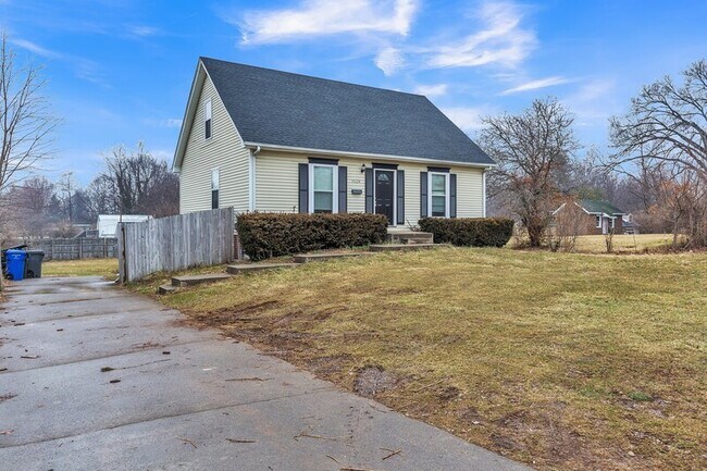 Building Photo - 1529 Versailles Rd