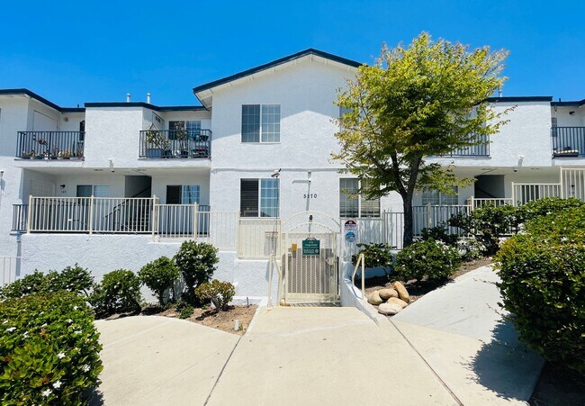 Foto del edificio - Beautifully Upgraded Apartment in Gated Co...