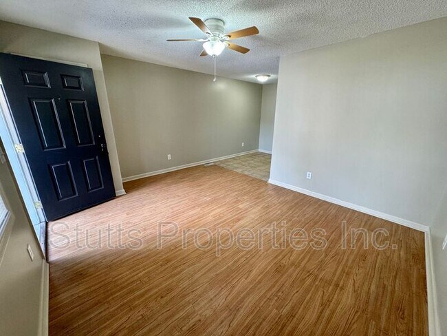 Foto del edificio - 321 W Irvine Ave