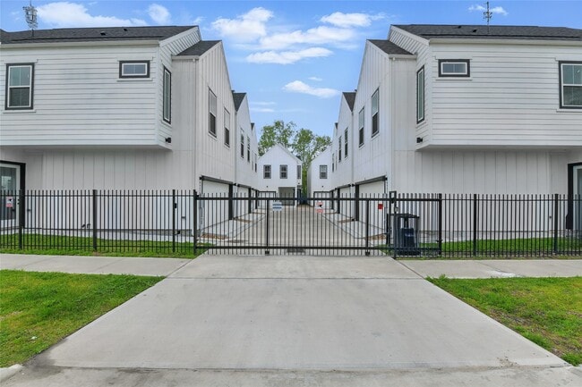 Building Photo - 9902 Clark Rd