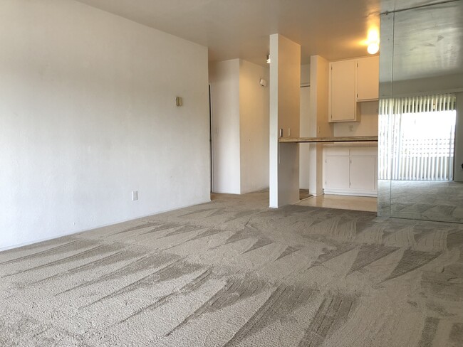 Building Photo - Pacific Beach condo now available, excelle...