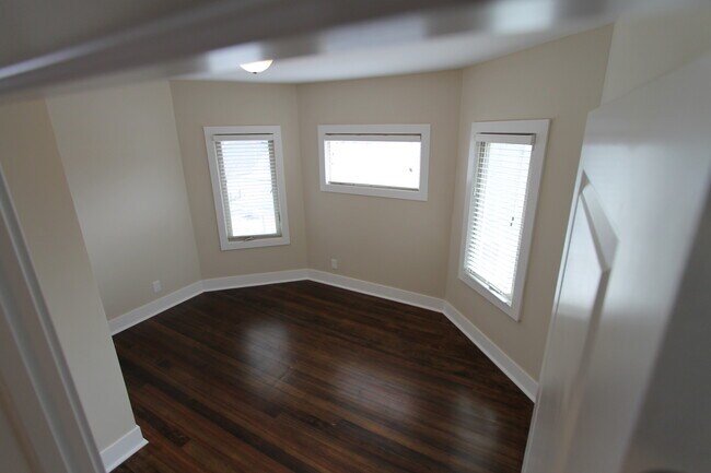 Foto del edificio - HUGE Historic Home with amazing fenced in yard and golf course views!