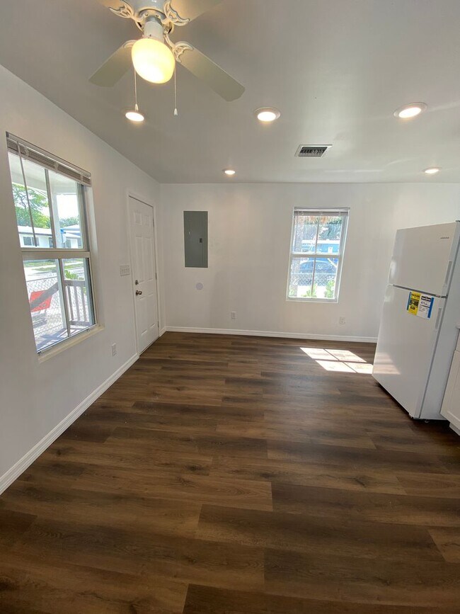 Building Photo - Fully renovated Charming 1-Bedroom + Offic...