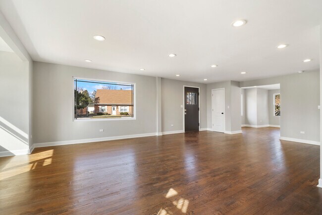 Building Photo - 1407 S Des Plaines River Rd