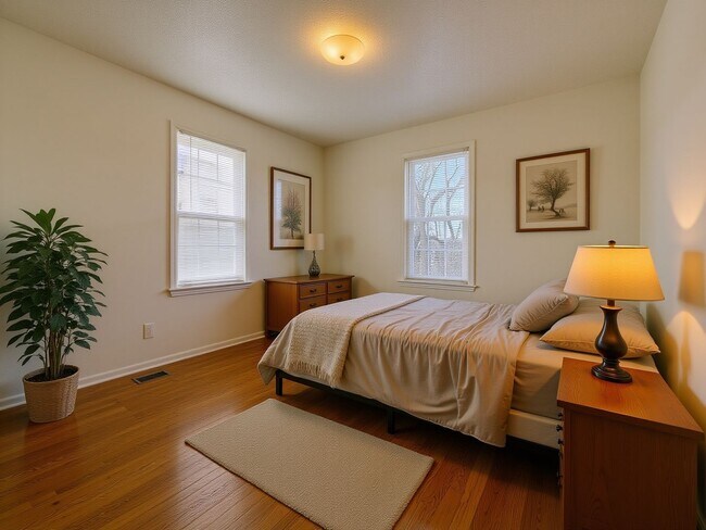 Foto del edificio - Spacious Four-Bedroom Home with Loft and Private Fenced Yard – Steps from Downtown Blacksburg