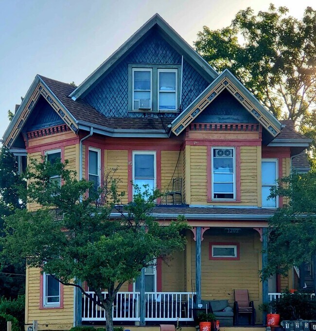 Building Photo - 1202 Brady St