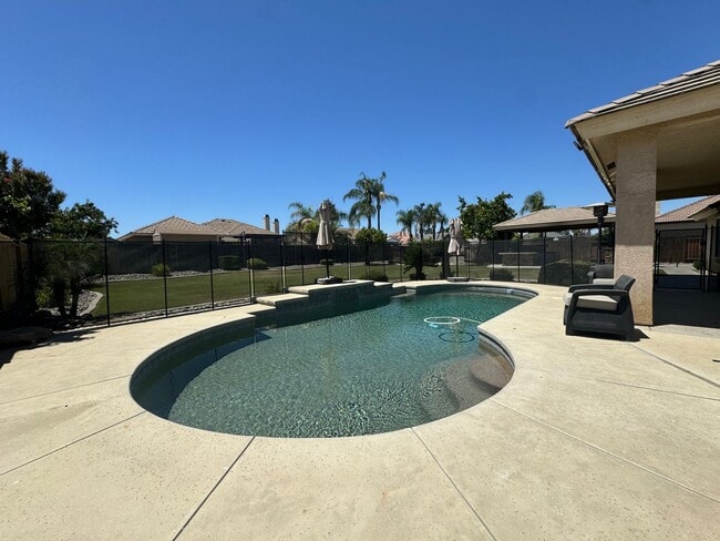 Building Photo - Gorgeous NW Bakersfield home with pool!