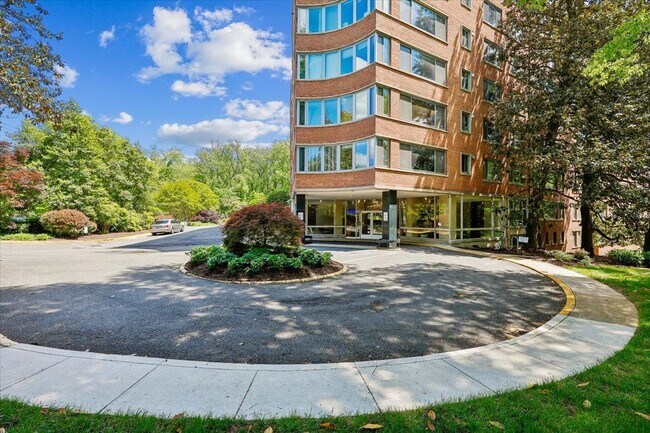 Foto del edificio - 4200 Cathedral Ave NW