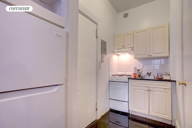 Building Photo - 8 W 90th St