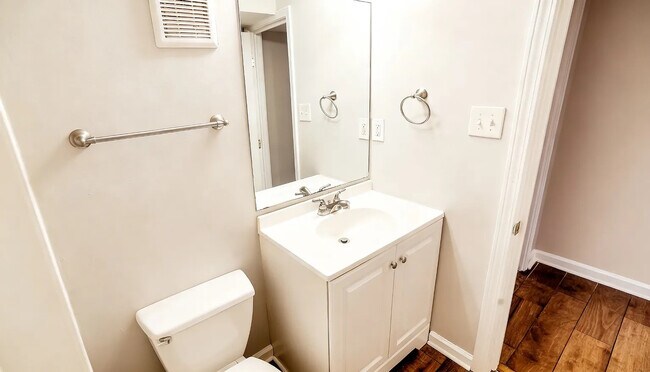 Foto del edificio - Room in House on York Rd