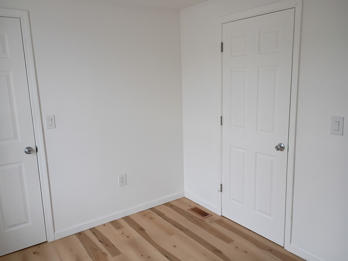 Building Photo - 121 Eldredge St