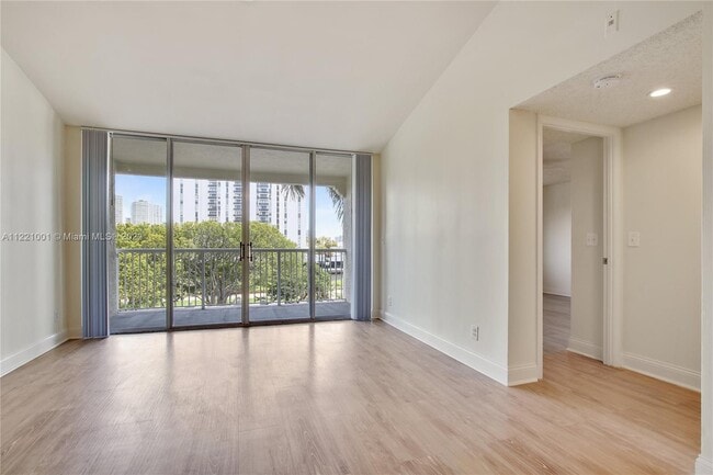 Foto del edificio - 3605 NE 207th St