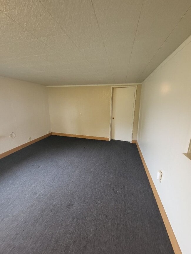 Building Photo - STATUS: AVAILABLE | R36B | $925