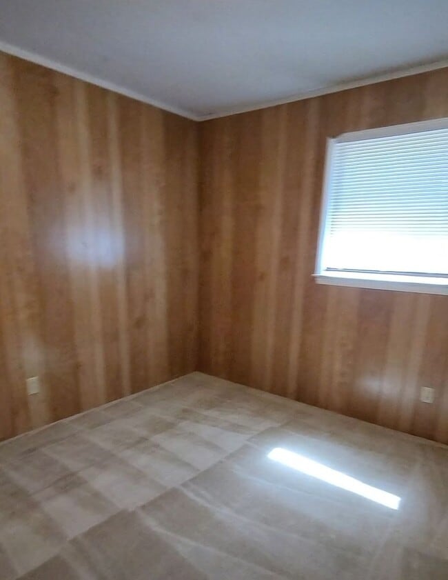 Building Photo - Available July 1st! 2 BR on Elmhurst!
