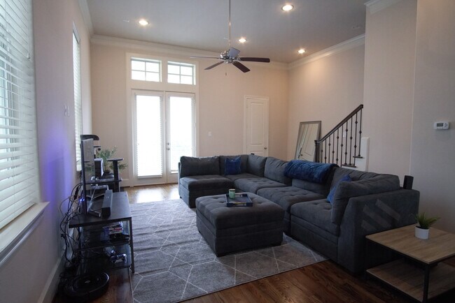 Living Room - 2330 Hutchins St