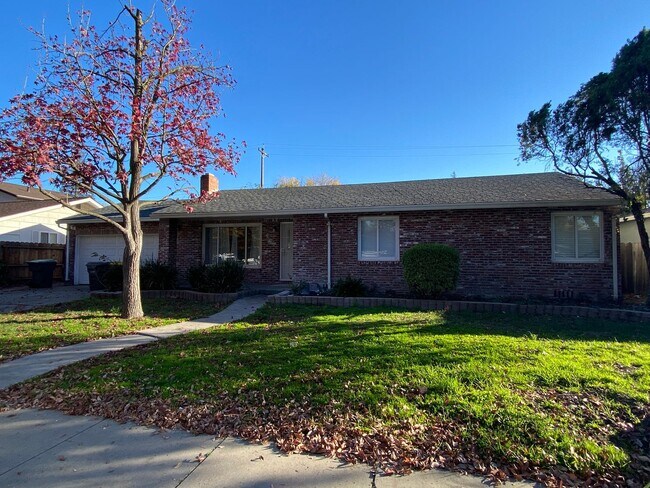 Foto del edificio - Four Bed, Two Bath Home In Stockton's Holi...