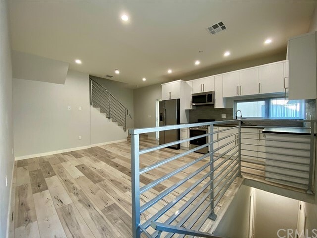 Building Photo - 1412 1/2 N Serrano Ave