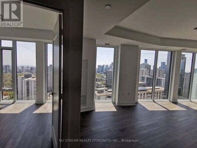 Photo du bâtiment - 575-2575 Bloor St E
