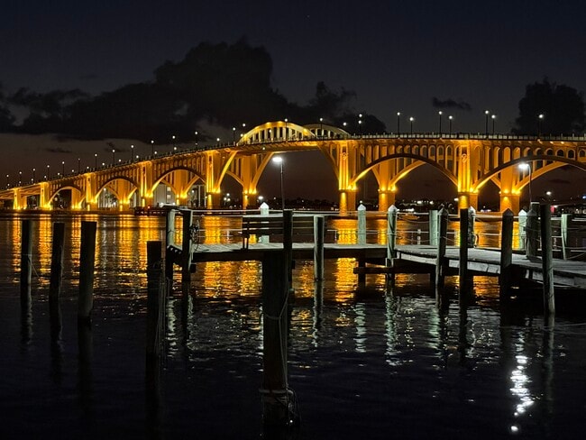 Gaze at Memorial bridge at night from your living-room - 1224 S Peninsula Dr