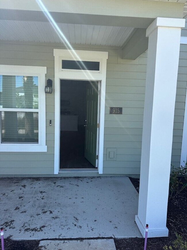 Building Photo - Beautiful Open Concept townhome in growing Middleburg!!!