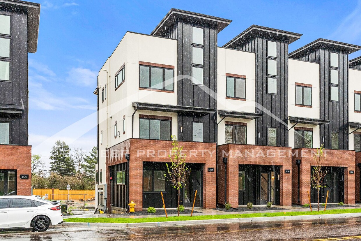 Primary Photo - Beautiful Townhome with 2 Car Garage and C...