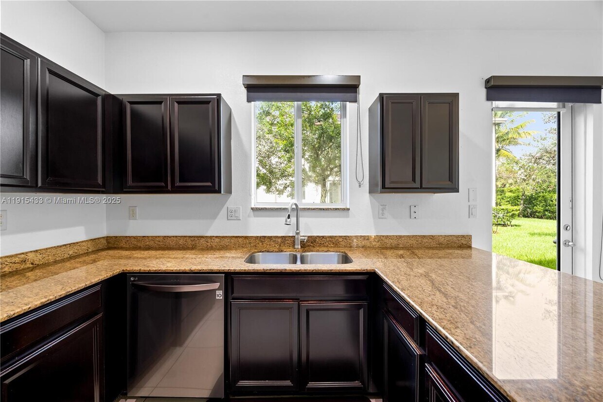 Foto principal - 21416 NW 13th Pl