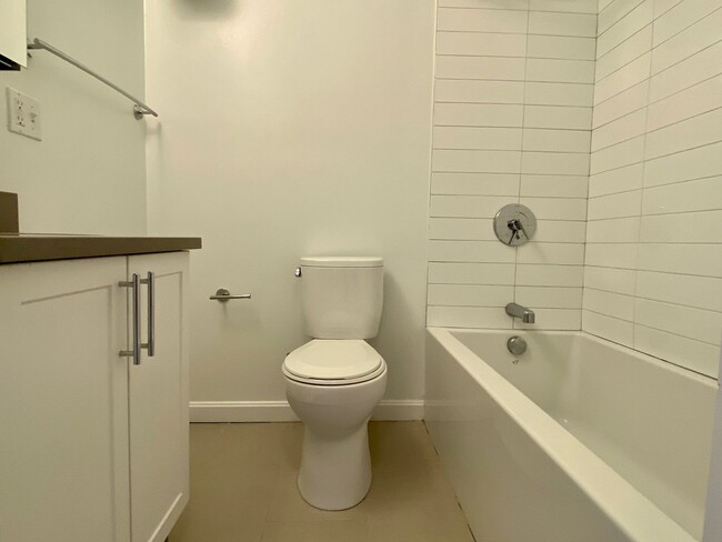 Building Photo - Huge pet friendly 1 bed with an office for...
