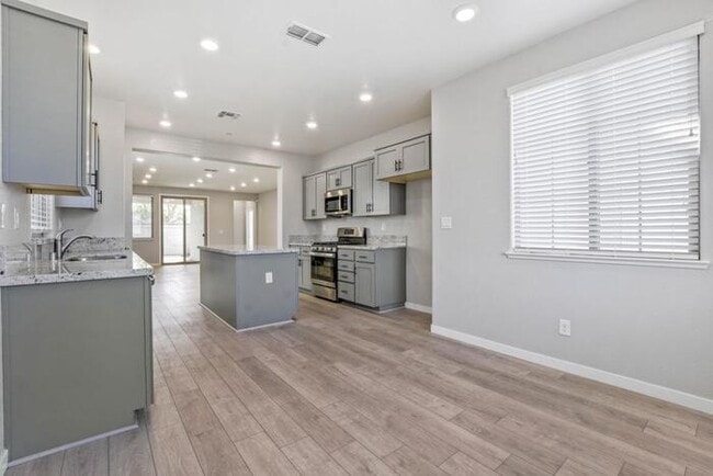 Building Photo - Beautiful Former Model Home For Rent! All the upgrades!