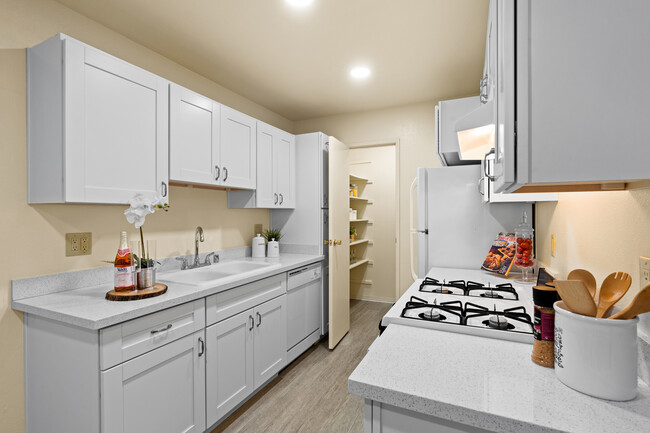 Cocina con despensa - Plum Orchard Apartments