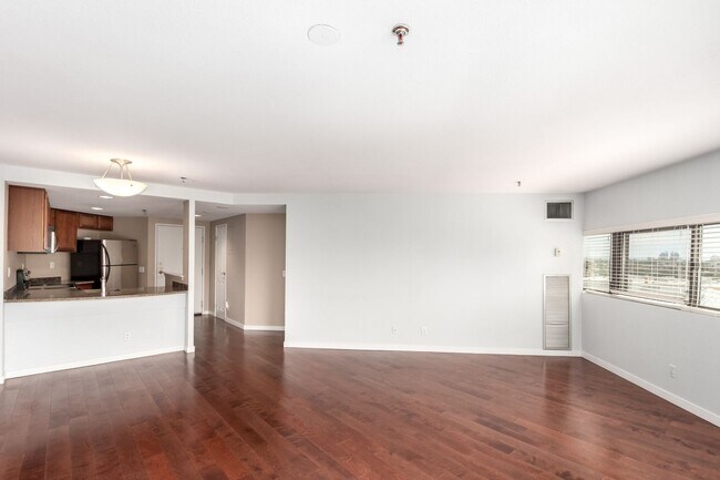 Building Photo - Available NOW! 1 Bedroom 1 Bath Beautiful Condo in Denver!