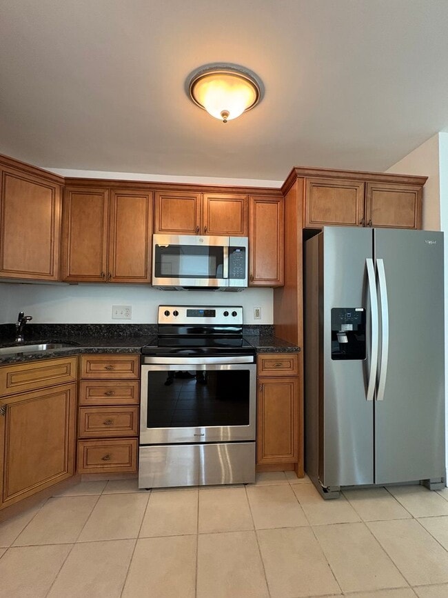 Building Photo - Completely updated 2 bed condo in desireab...