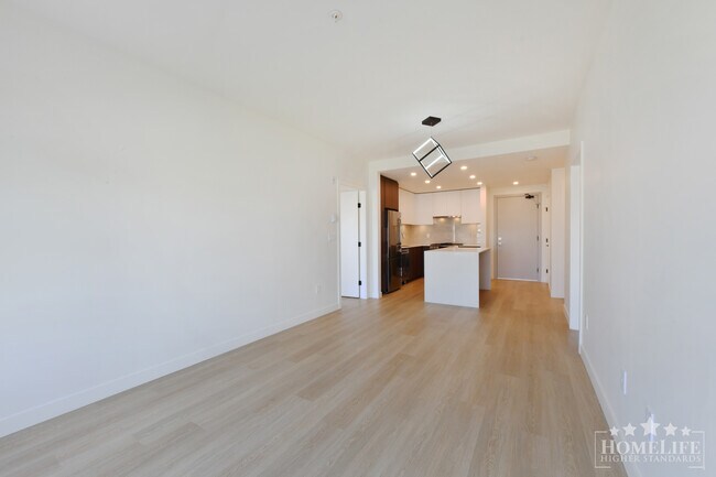 Photo du bâtiment - Modern 2 Bedroom + Large Den Condo at District in Willoughby