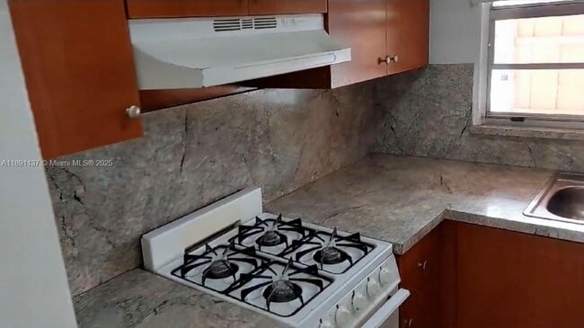 Foto del edificio - 6850 W 14th Ct
