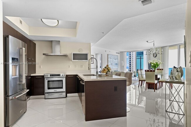 Foto del edificio - 150 Sunny Isles Blvd