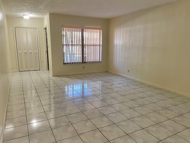 Building Photo - 7112 NW 78th Ave