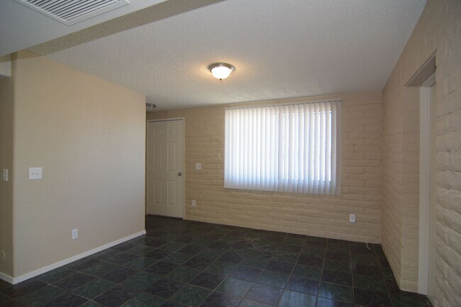 Building Photo - Charming 4 Bedroom 1 Bath House! South Tuc...