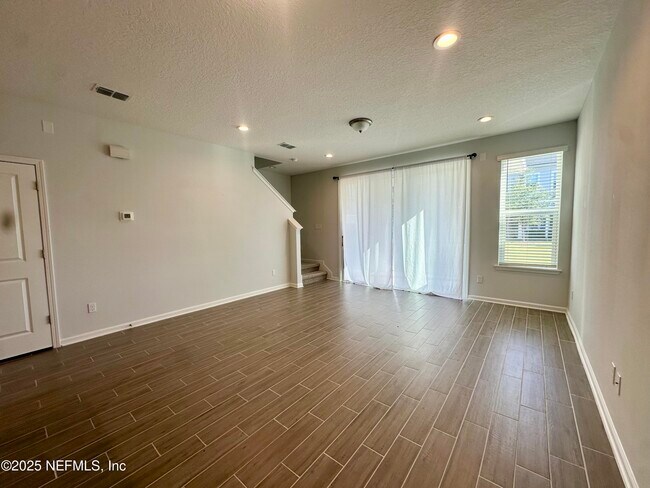 Foto del edificio - 215 Pine Bluff Dr