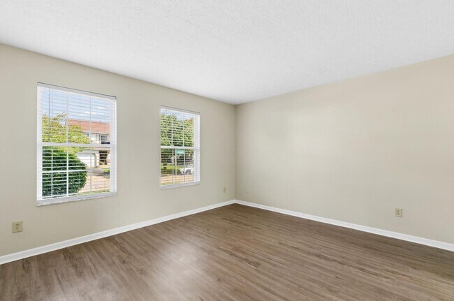 Foto del edificio - 4611 Thornoak Dr