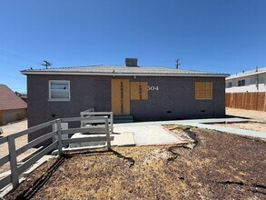 Building Photo - 504 E Williams St