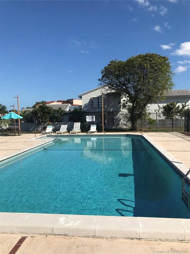 Foto del edificio - 10564 NW 8th Ln