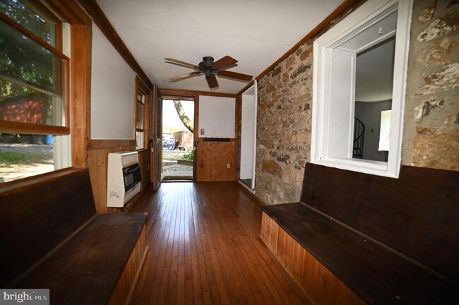 Foto del edificio - 473 Davis Rd