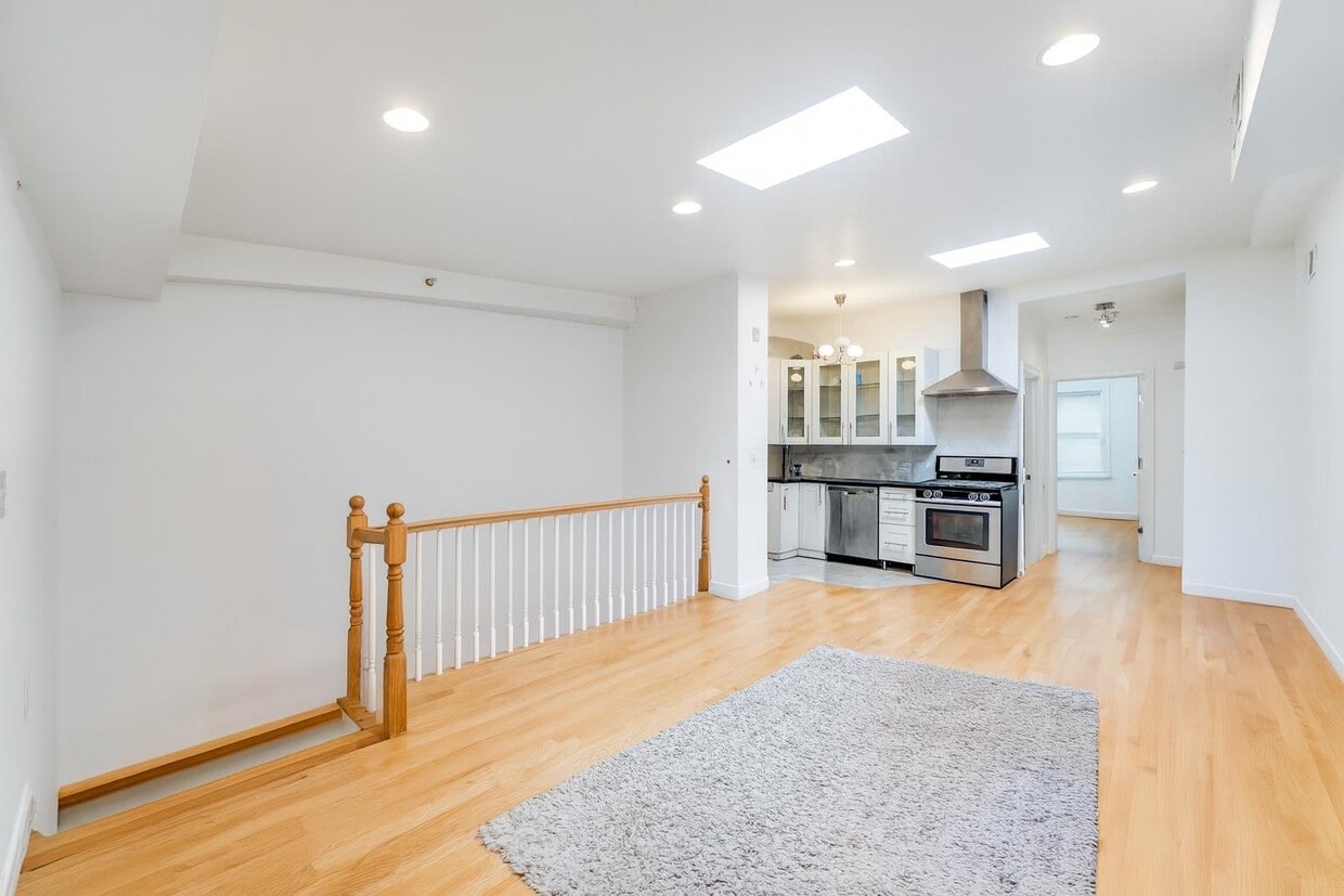 Primary Photo - 163 Grand St
