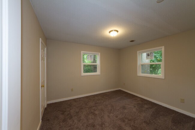 Foto del edificio - Completely remodeled 3 bed 1 bath home ready for a new tenant. Apply today and get approved for a...