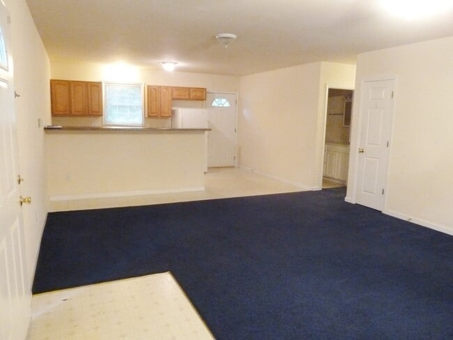 Foto del edificio - Awesome location for this spacious 4br 2ba...