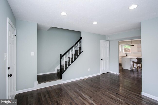 Building Photo - 9068 Pickwick Village Terrace