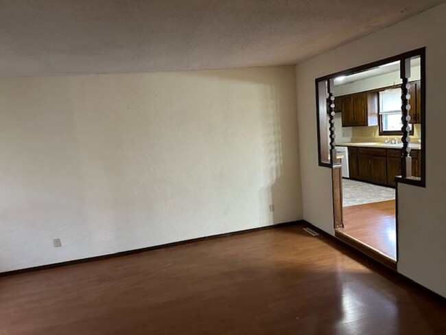 Building Photo - Great location on this 3 bedroom 2 bath house