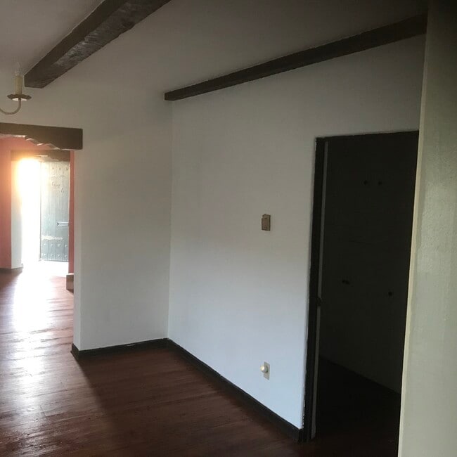 Building Photo - 626 Emory St