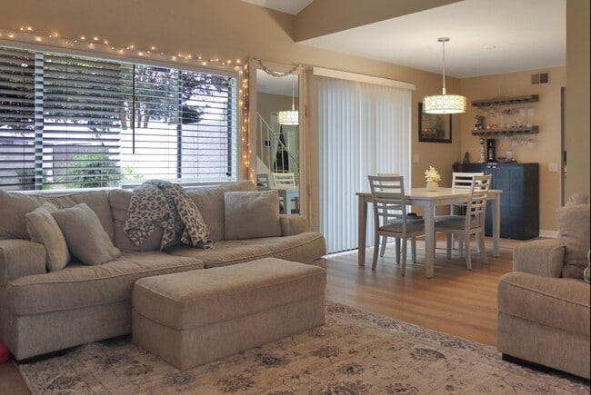 Building Photo - 3 Bedroom Townhome: Prime Location with Pool, Clubhouse and More!