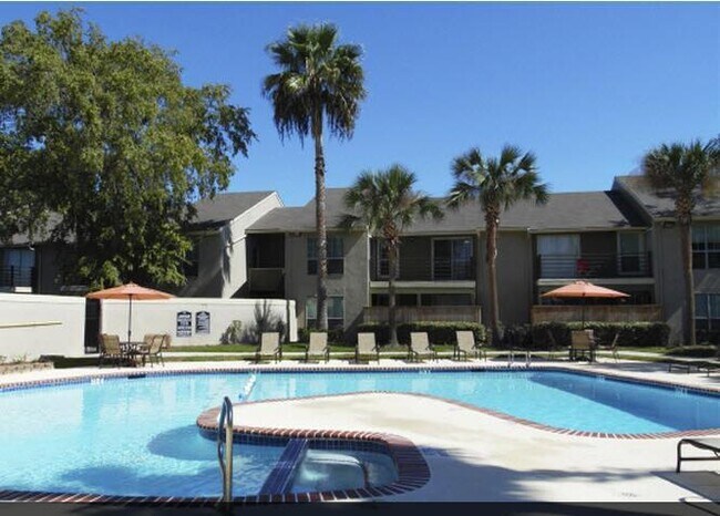 Foto del edificio - 801 Country Pl Dr