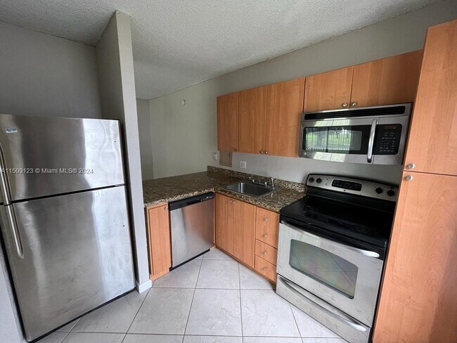 Foto del edificio - 4017 N University Dr